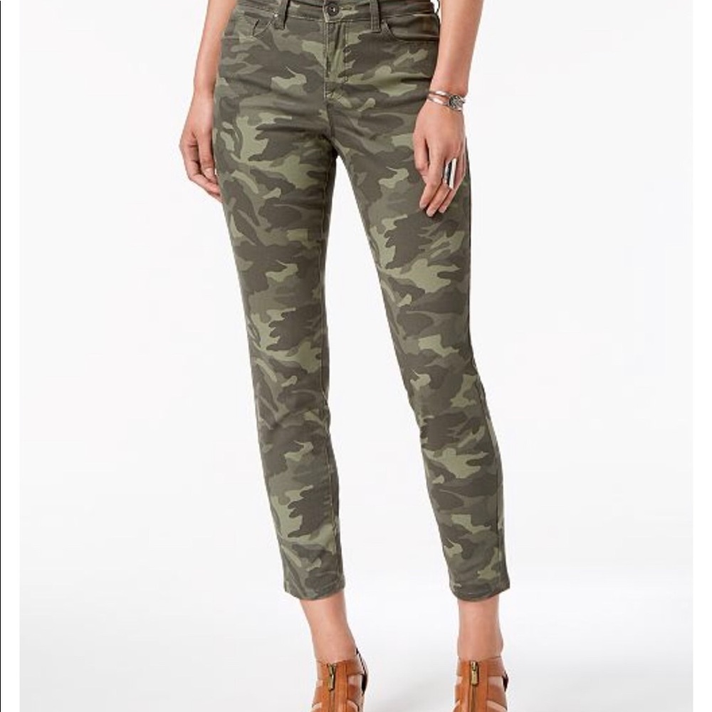 In style camo jeans!!👖